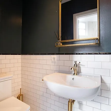 Contemporary Near The * Lahey