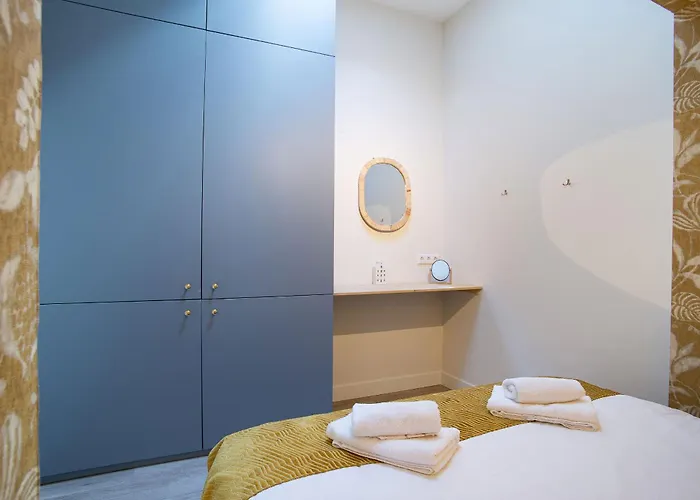 Contemporary Near The * لاهاي