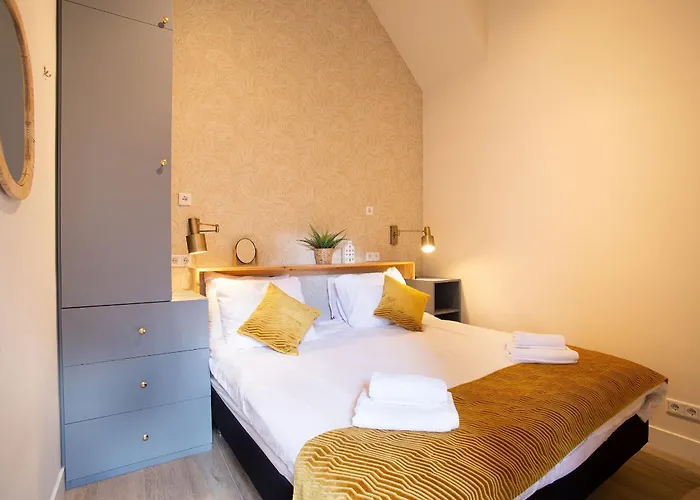 Contemporary Near The لاهاي