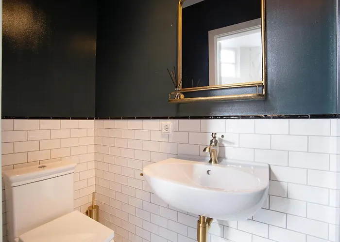 Contemporary Near The * لاهاي