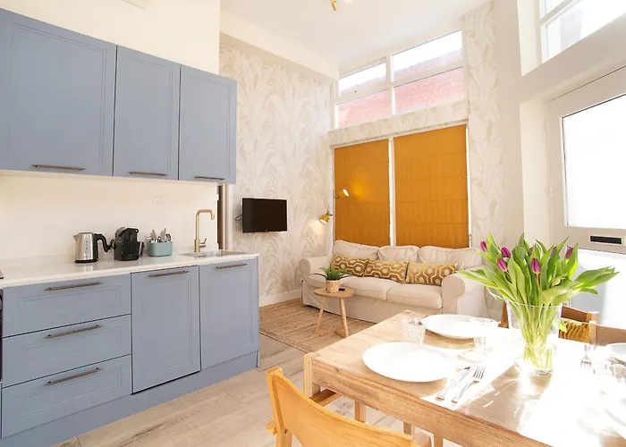 Contemporary Near The شقة